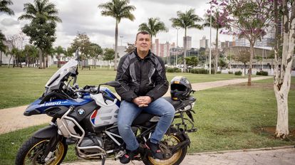 Vinicius Piblio Monteiro, cabo de la policía militar, posa encima de su moto el pasado 23 de junio en São Paulo.