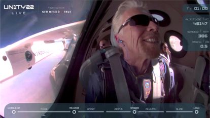 El multimillonario Richard Branson sonríe a bordo de la nave 'Unity' de Virgin Galactic.
