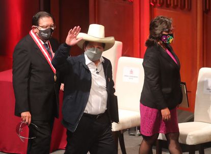 El nuevo presidente de Perú, Pedro Castillo, saluda tras recoger las credenciales que acreditan su victoria en las elecciones del 6 de junio.