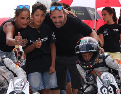 Hugo Millán, a la derecha, con su familia, en una imagen tomada en 2014, cuando competía en la Cuna de Campeones.