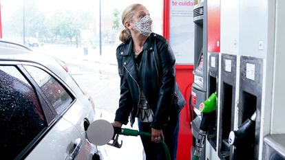 Una mujer pone gasolina a su vehículo en Madrid, el pasado 17 de junio.