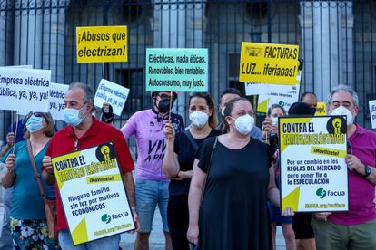 Protesta por la subida del precio de la luz, el pasado jueves ante el Ministerio para la Transición Ecológica, en Madrid.