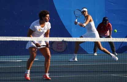 Carla Suárez y Muguruza, este sábado durante su estreno en el dobles.