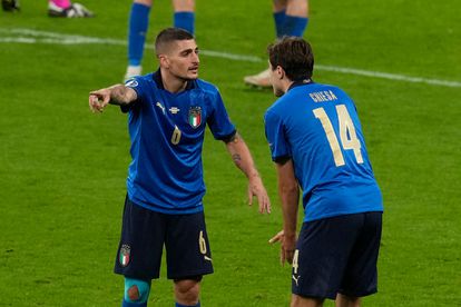 Verratti y Chiesa hablan durante la semifinal contra España.