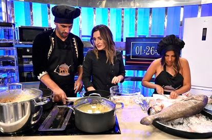 Asraf Beno, la chef Begoña Rodrigo e Isa Pantoja, en un momento del primer programa de 'La última cena'.