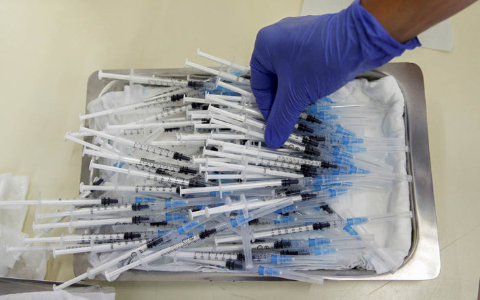 España aplicará tercera dosis de vacuna anti-Covid; inoculación será anual, confirma el gobierno