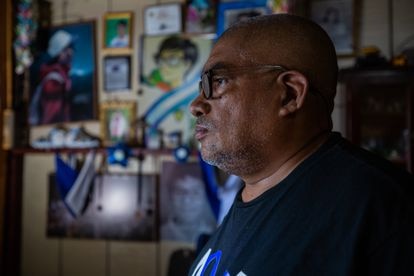 Álvaro Conrado delante de fotos y caricaturas de su hijo, asesinado en 2018, en su casa de Managua.