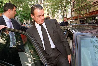 Mario Conde, tras una comparecencia en la Audiencia Nacional en abril de 2000.