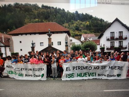 Bizirik Gaude organiza mercadillos solidarios, voluntariados, charlas y talleres de emprendimiento para poner en el mapa las necesidades de la comarca y dar información a todo aquel que se interese. En la imagen, niños y niñas se manifiestan hace dos años en Otsagabia en unas jornadas de concienciación sobre la despoblación del Pirineo.
