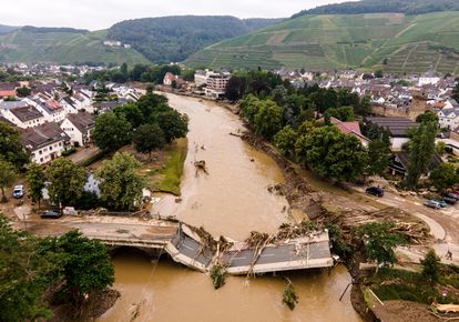 Vista aérea de los daños causados en un puente de la localidad alemana de Bad Neuenahr-Ahrweiler.