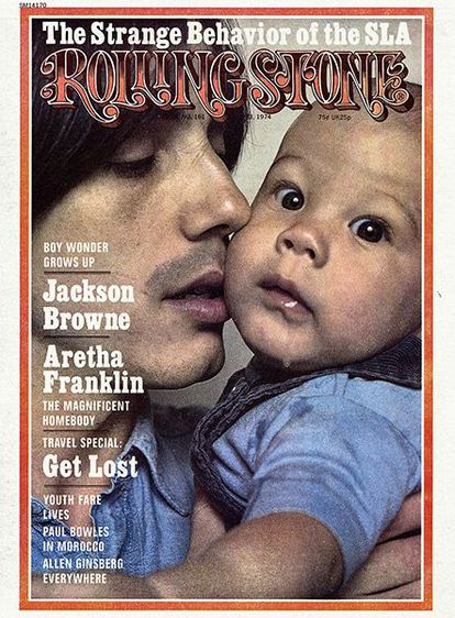 Portada de 'Rolling Stone' de mayo de 1974 donde posa con su hijo Ethan. La foto es de Annie Leibovitz. 