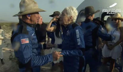Jeff Bezos, a la izquierda, habla con la piloto Wally Funk junto a la cápsula tras aterrizar.