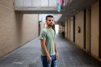 Ayoub El Bouzidi, que tiene que rechazar trabajos porque no cuenta con papeles, vive en un piso de la ONG Voluntarios por Otro Mundo en Jerez de la Frontera, Cádiz.