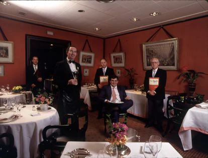 A la izquierda, de pie, el sumiller Custodio Zamarra junto al resto del equipo del restaurante, en 1994. 