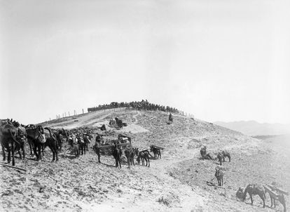 Una unidad del ejército español realiza obras de fortificación en un blocao en el Rif hacia 1923.