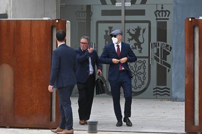 Los dos 'mossos' que acompañaban a Puigdemont cuando fue detenido en Alemania salen, junto a su abogado (en el centro) de la sede de la Audiencia Nacional donde están siendo juzgados.