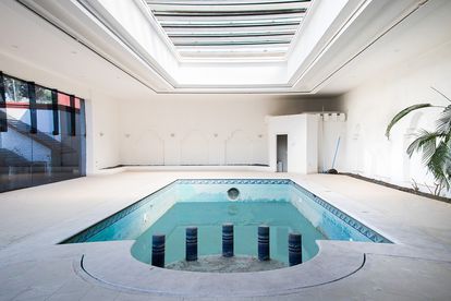La piscina climatizada de la casa de Amado Carrillo en El Pedregal, Ciudad de México.