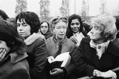 La filósofa y feminista Simone de Beauvoir en una manifestación a favor del aborto.