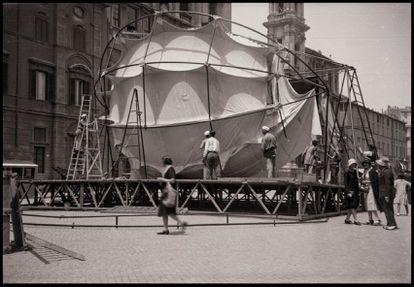 'Los carros de Trespi', una estructura móvil utilizada en el teatro popular italiano para los espectáculos callejeros. El aporte de Fortuny es el diseño de una cúpula plegable y fácilmente transportable.