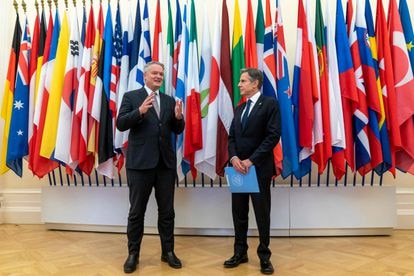El secretario general de la OCDE, Mathias Cormann, junto al secretario de Estado de EE UU, Antony Blinken, en París el 25 de junio.
