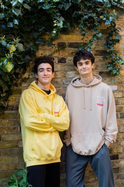 José María Lorca (izquierda) y Samuel López posan después de una de sus clases en Londres.