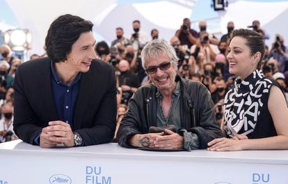 Adam Driver, Marion Cotillard y Leos Carax, ayer en Cannes,