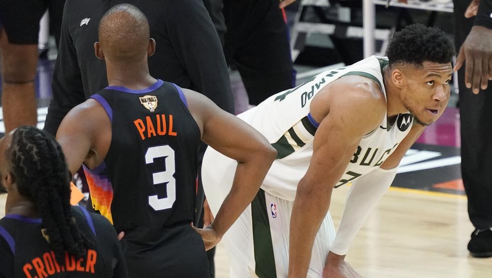 Giannis Antetokounmpo observa el marcador durante el segundo partido de las Finales de la NBA 2021 entre los Phoenix Suns y los Milwaukee Bucks.