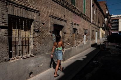Una mujer camina delante de una casa de estilo neomudéjar en el barrio de Tetuán.