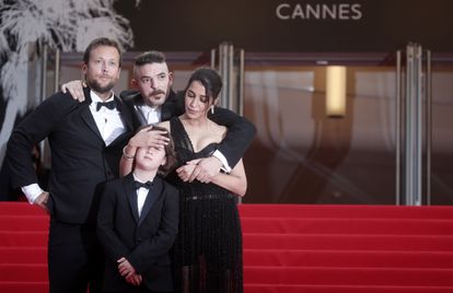 El reparto de 'Los intranquilos' en la alfombra roja de Cannes: el director Joachim Lafosse y los actores Damien Bonnard, Leila Bekhti y Gabriel Merz Chammah (el niño).