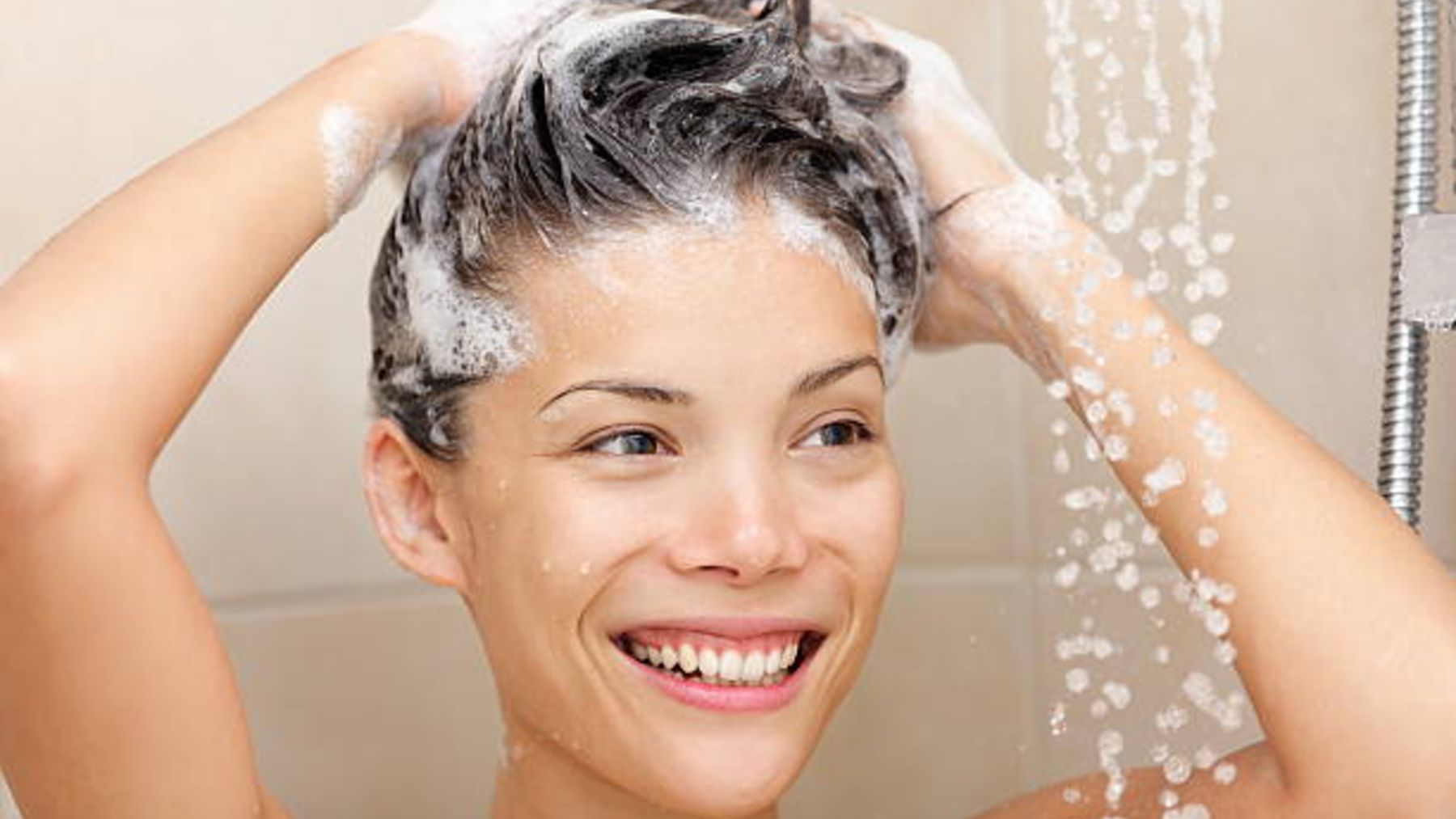 Los tips más sencillos para saber cómo lavar el cabello graso