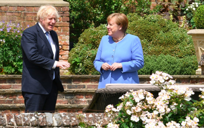 Merkel y Johnson se reúnen para abordar reglas para viajes durante la pandemia