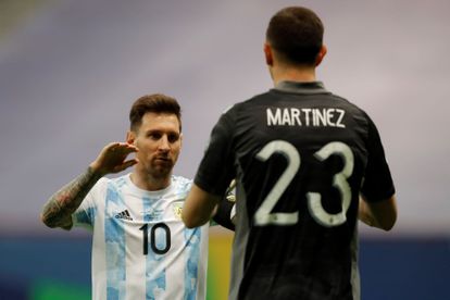 Messi felicita a Emiliano Martínez durante la tanda de penaltis contra Colombia.