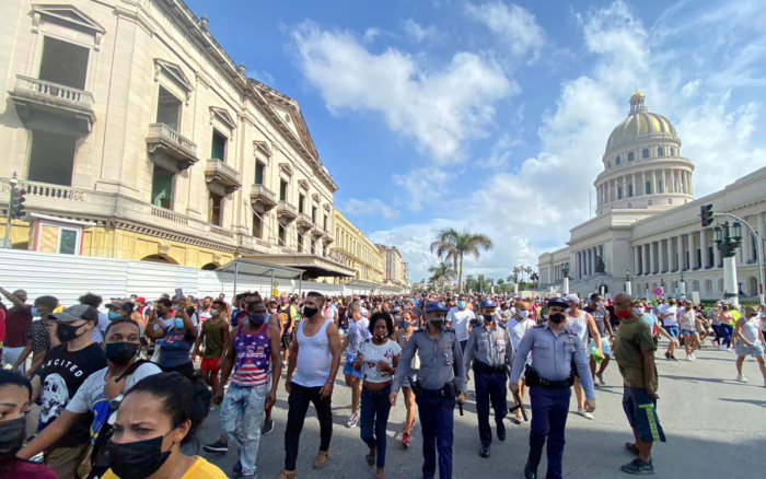 Miles de personas protestan en Cuba; presidente Díaz-Canel llama a simpatizantes a defender la revolución