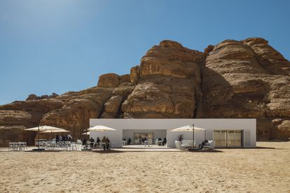 Fachada del edificio del centro de visitantes del desierto Al Ula, en Arabia Saudí.
