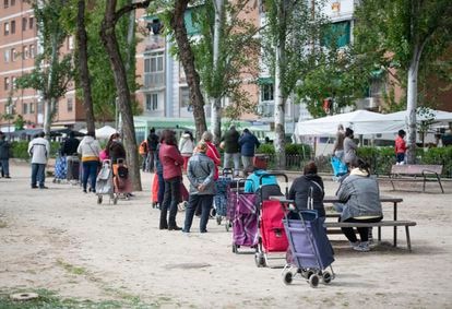 Colas del hambre en el barrio de Aluche, en Madrid.