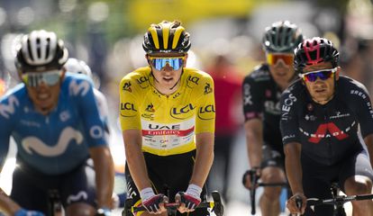 Enric Mas, a la izquierda, junto a Pogacar y Carapaz, en la meta de Andorra la Vella.