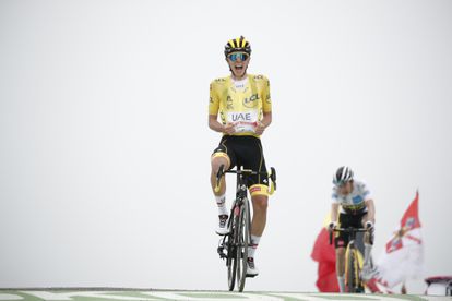Tadej Pogacar celebra su victoria en la cima del Col du Portet.