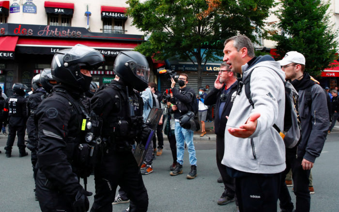 Policía francesa lanza gas lacrimógeno en protesta contra normas del pase médico Covid-19 | Video
