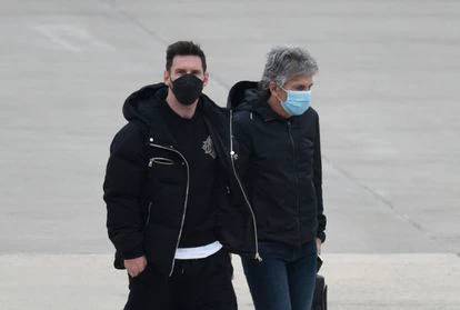 Messi, junto a su padre, el pasado lunes en el aeropuerto de Rosario, Argentina.