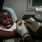 Adelaide, de dos años, llora cuando un médico del Hospital Distrital de Mopeia le pincha en el dedo para extraerle sangre y hacerle la prueba de la malaria.