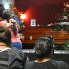 MEX5221. REYNOSA (MÉXICO) 21/06/2021.- Familiares y amigos despiden hoy a Ángel Fernando Ruiz Flores, joven fallecido durante el ataque de un comando armado en ciudad Reynosa, estado de Tamaulipas (México). Los padres de una de las 14 personas que fueron asesinadas el pasado sábado en varios ataques de grupos criminales en la ciudad de Reynosa, norte de México, reclamaron este lunes justicia por la muerte a sangre fría, y al parecer al azar, de su hijo. EFE/Martín Juárez
