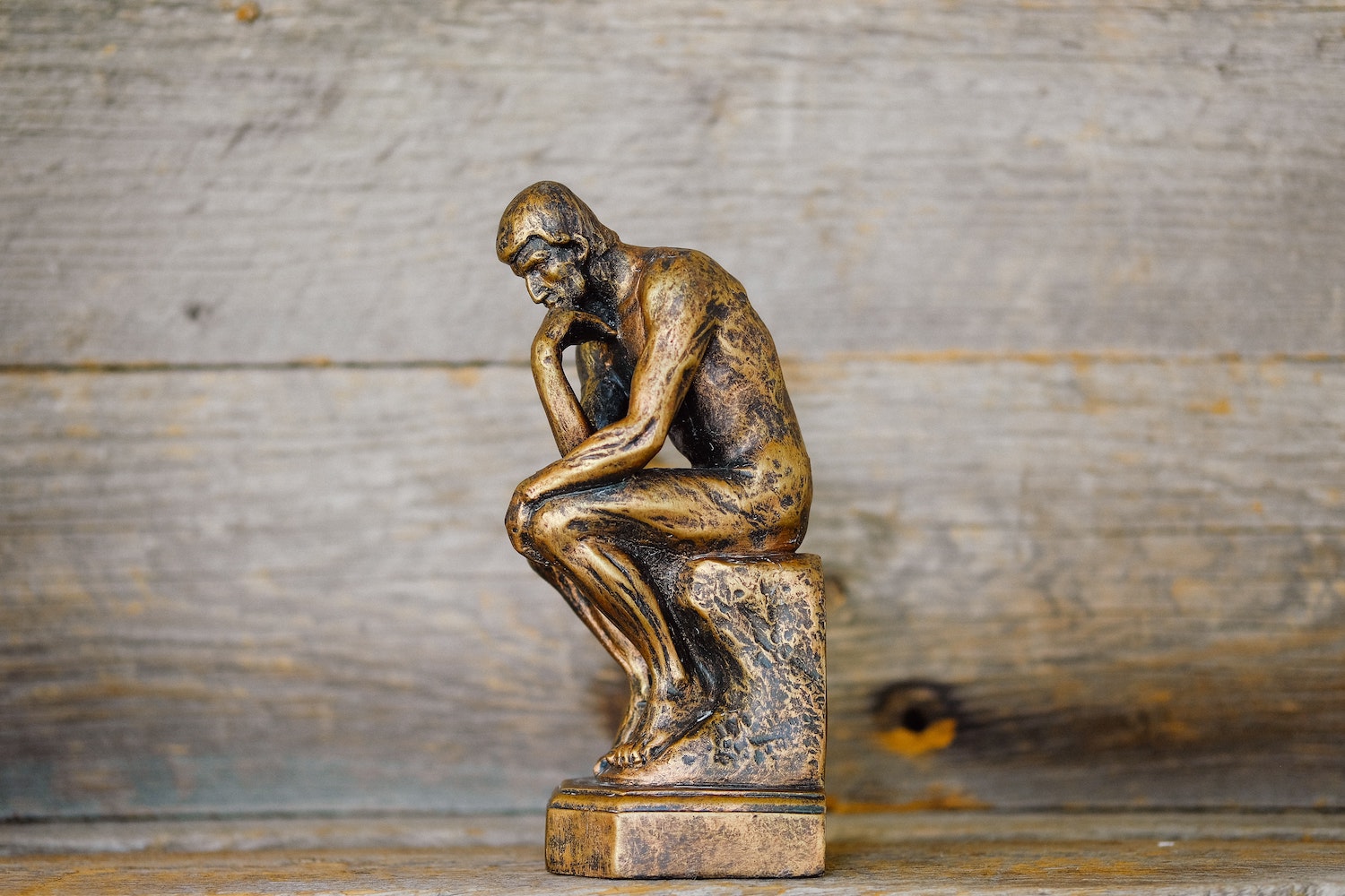 una versión en miniatura de Rodin "El pensador" escultura