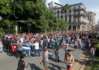 Manifestantes a favor y en contra del Gobierno cubano discuten en sendas movilizaciones en La Habana.