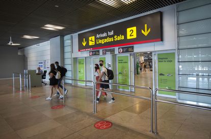 Vario viajeros llegan al aeropuerto Adolfo Suárez Madrid Barajas.