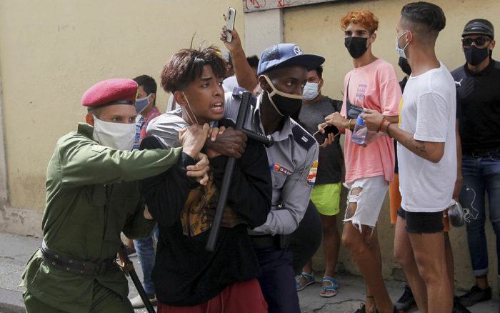 Saqueos y choques con la policía durante la protestas en Cuba; CIDH denuncia ‘uso de la fuerza’ policiaca