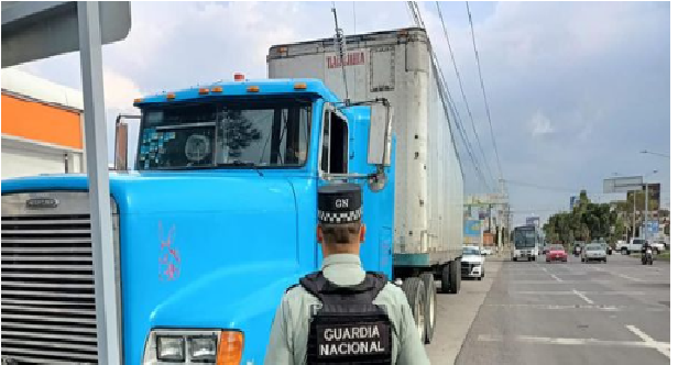 Secuestran a trailero en carretera Querétaro-Salamanca, lo libera Guardia Nacional y frustran robo