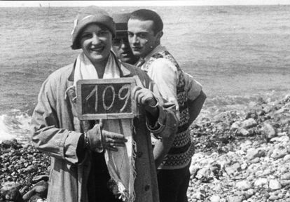 Luis Buñuel, detrás de su esposa, Jeanne Rucar, y del actor Robert Hommet en el rodaje de 'Un perro andaluz'.  / CORTESÍA DE TOLOCHA PRODUCCIONES