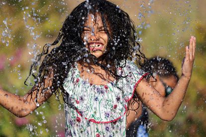 Una niña juega en una fuente en el parque Jefferson de Seattle el 27 de junio.