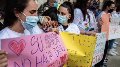 Las amigas de Samuel en la protesta en A Coruña este lunes.