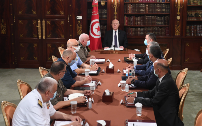 Túnez | Presidente destituye al primer ministro y suspende el Parlamento